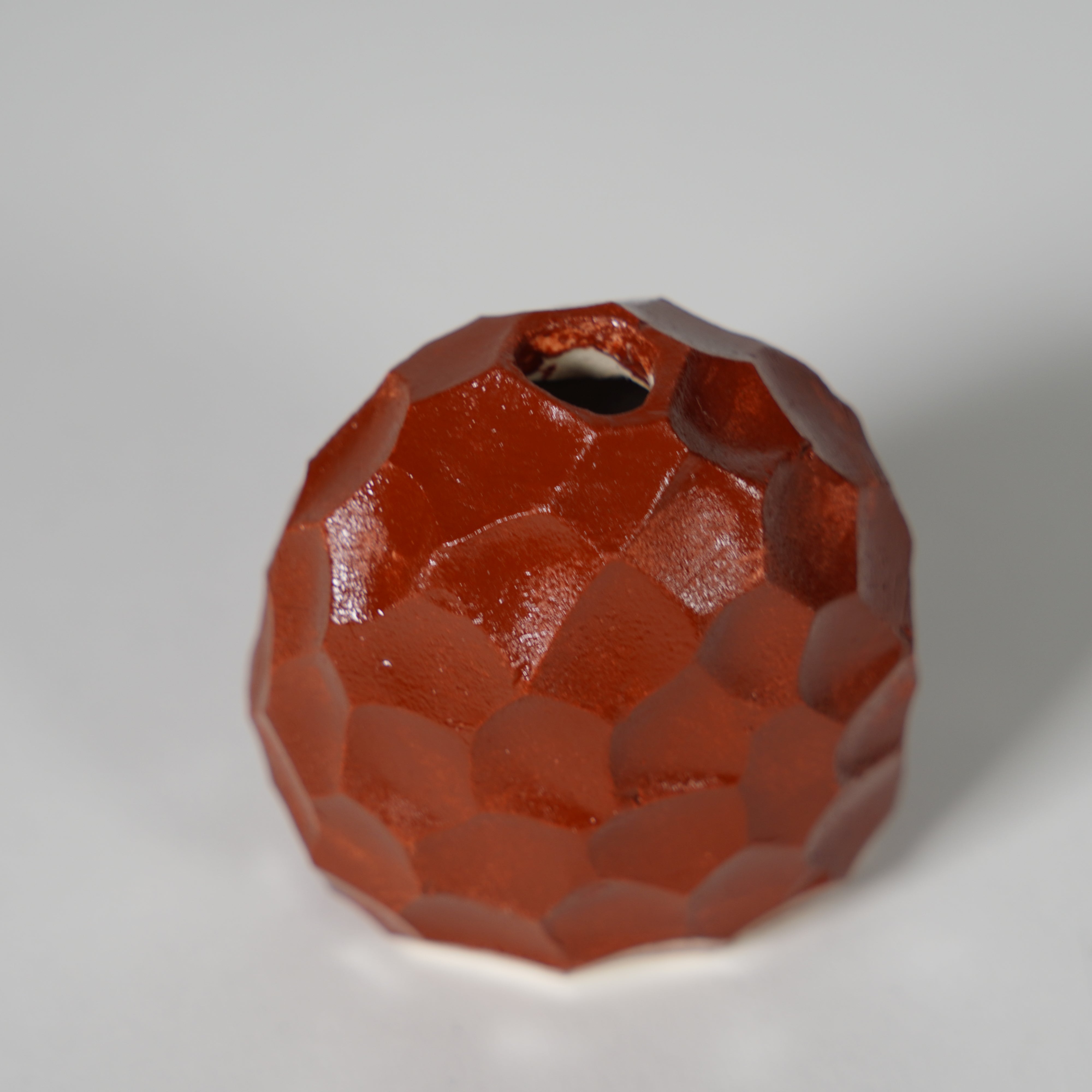 Mini jarrón para una flor roja