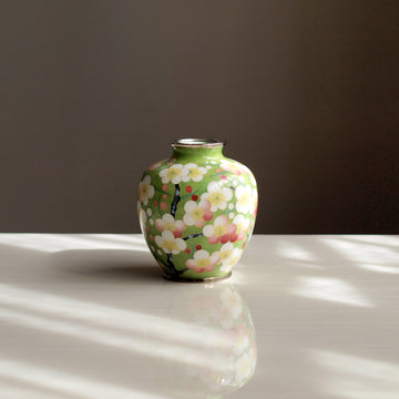 Round Vase / Hiwamoe yellow / Plum filling