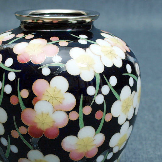 Runde Vase / Schwarz transparent mit Pflaumenblüten gefüllt