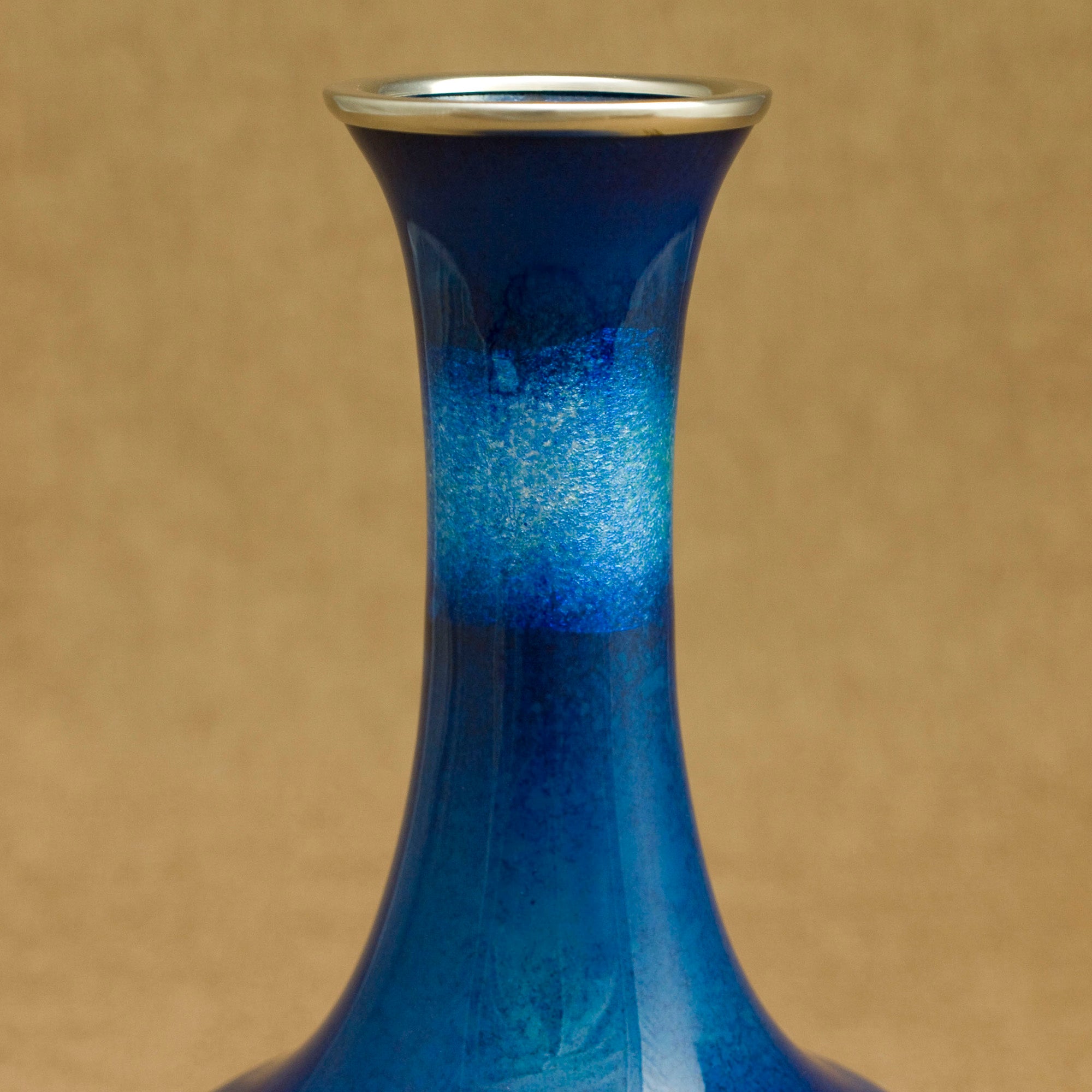 Lange Cloisonne Vase / Raum
