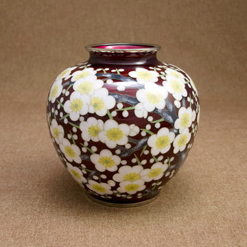 Vase rond / prune rempli de fleurs de prune