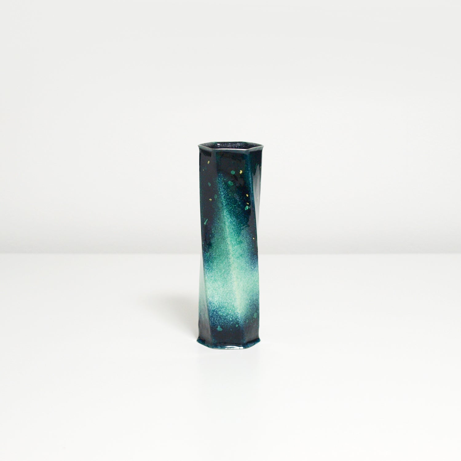 Hexagonale Cloisonne -Vase für eine einzelne Blume / Wasser